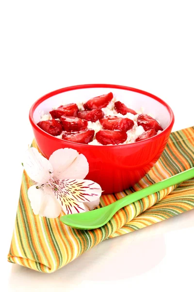 Fromage cottage dans un bol rouge avec des fraises tranchées isolées sur blanc — Photo