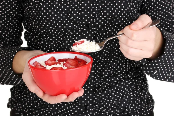 Mujer joven está comiendo queso cottage con fresas en rodajas — Foto de Stock