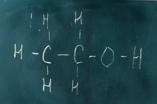 Fórmula de estrutura química escrita em quadro negro com giz . — Fotografia de Stock
