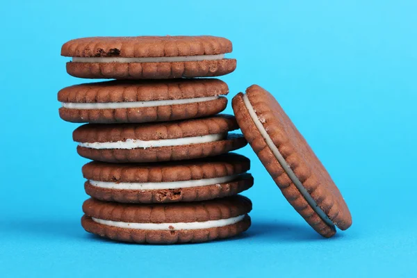 Čokoládové cookies s krémovou vrstvu na modrém pozadí — Stock fotografie