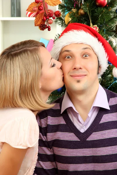 Romantic kiss under mistletoe — Stock Photo, Image