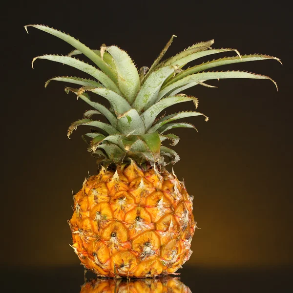 Ananas maturo su fondo giallo scuro — Foto Stock