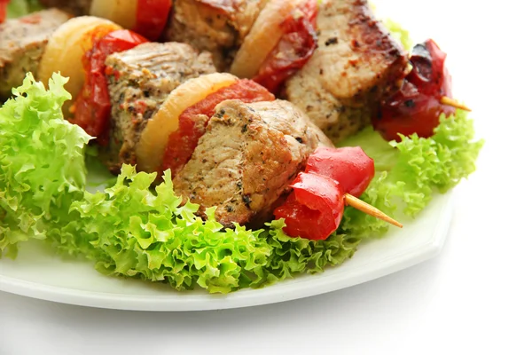 Sabrosa carne a la parrilla y verduras en pinchos en el plato, isoalted en blanco —  Fotos de Stock