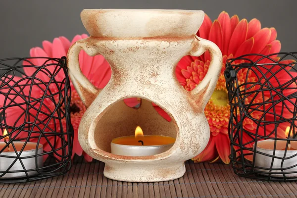 Lâmpada de aromaterapia sobre fundo cinza — Fotografia de Stock