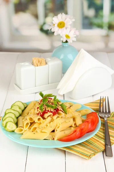 Rigatoni pasta schotel met tomatensaus op witte houten tafel in café — Stockfoto