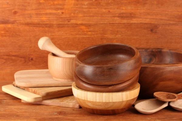 Utensilios de cocina de madera sobre fondo de madera — Foto de Stock