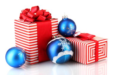 beyaz izole mavi Noel topları ile kırmızı renkli hediyeler
