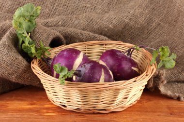 ahşap zemin üzerinde taze şalgam