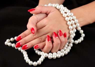 erkek holding boncuk renkli arka plan üzerinde eller