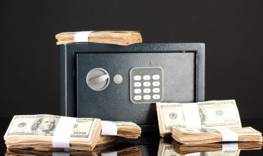 Amerikan Doları ve izole siyah kasa