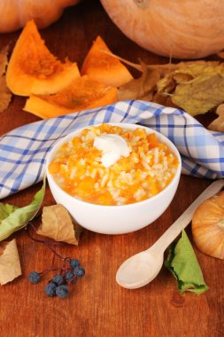 ahşap masa yakın çekim üzerinde beyaz tabak içinde yararlı kabak püresi