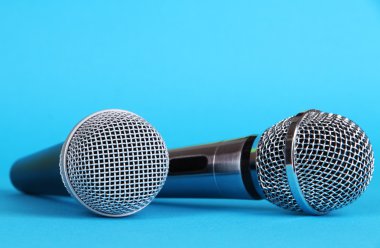 mavi zemin üzerine siyah ve gümüş mikrofonlar