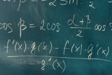 blackboard tebeşir ile yazılı matematik formülü.