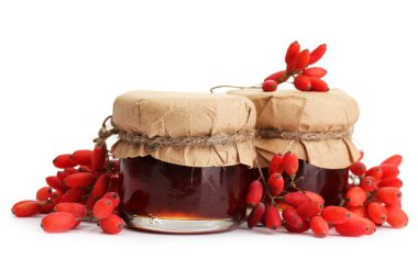 Olgun barberries ve kavanoz reçel izole beyaz
