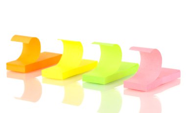 beyaz izole renkli yapışkan notlar