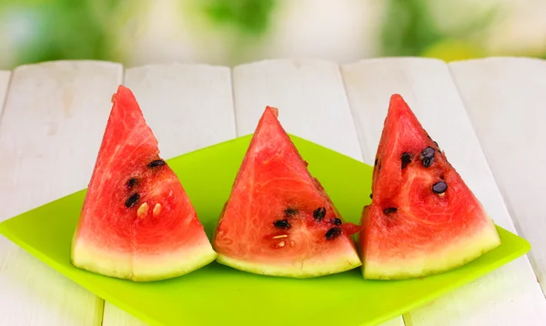 Tranches de pastèque sucrée sur assiette sur table en bois sur fond naturel — Photo