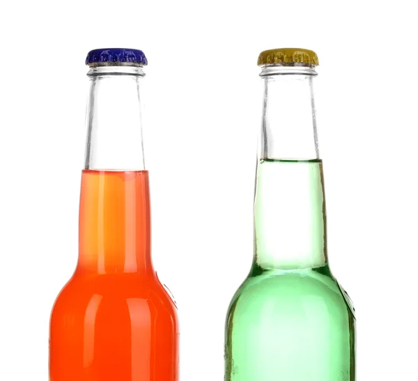 Νόστιμα ποτά σε μπουκάλια που απομονώνονται σε λευκό — Φωτογραφία Αρχείου