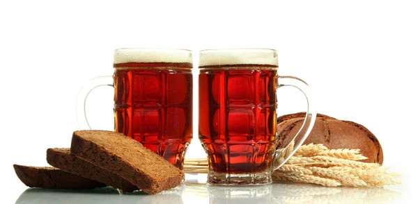 Tankards of kvass and rye breads with ears, isolated on white — Stock Photo, Image