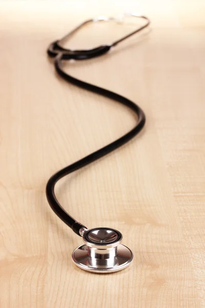 Stéthoscope sur table en bois blanc — Photo