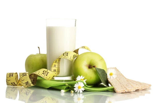 Verre de kéfir, pommes vertes, pains croustillants et ruban à mesurer isolé sur blanc — Photo