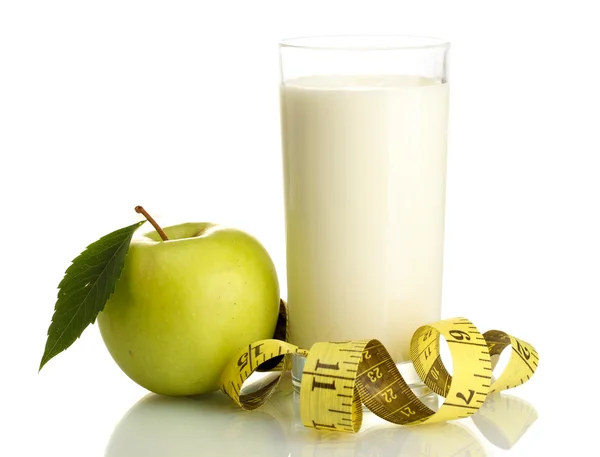 Glas kefir, grönt äpple och måttband isolerad på vit — Stockfoto