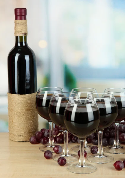 Rotwein im Glas auf Zimmerhintergrund — Stockfoto