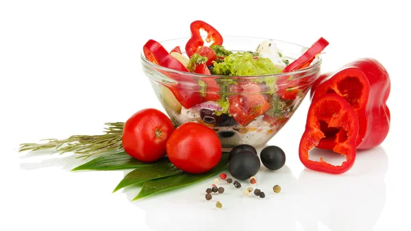 Ensalada griega fresca en tazón de vidrio aislado en blanco — Foto de Stock