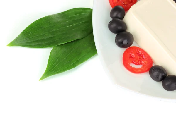 Formaggio feta su piatto decorato con olive e pomodori isolati su bianco — Foto Stock