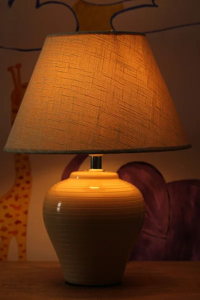 Lámpara de mesa sobre fondo brillante — Foto de Stock