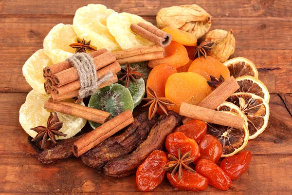 Trockenfrüchte mit Zimt und Anis auf Holzgrund — Stockfoto