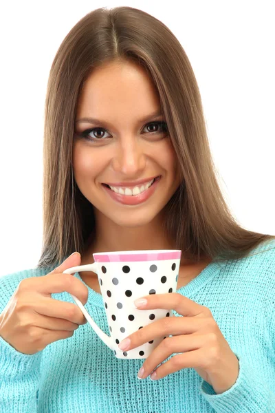 Bella giovane donna con tazza di tè, isolata su bianco — Foto Stock