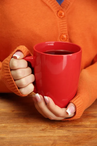Руки, що тримають чашку гарячого напою, крупним планом — стокове фото