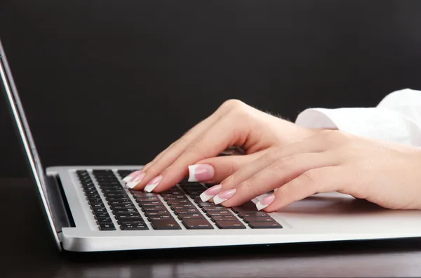 Laptot、上を書く女性の手のクローズ アップ — ストック写真