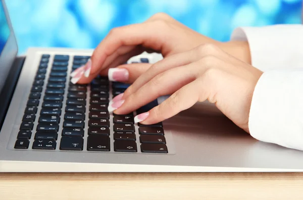 Manos femeninas escribiendo en una laptot, de cerca — Foto de Stock