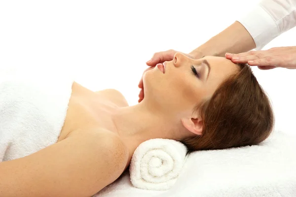Schöne junge Frau im Wellness-Salon bekommt Massage, isoliert auf weiß — Stockfoto