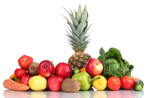 Sammansättning med grönsaker och frukter isolerade på vitt — Stockfoto