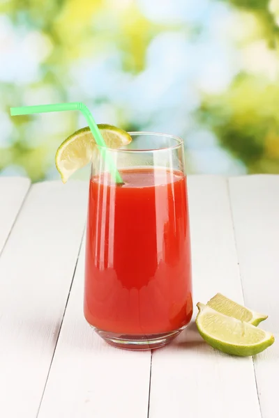 Bloody mary cocktail op lichte achtergrond — Stockfoto