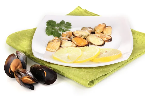 Snack of kerang dan lemon on plate diisolasi di atas putih — Stok Foto