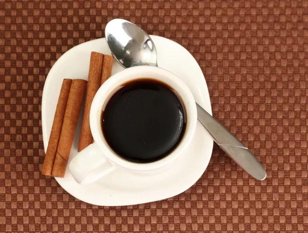 Kahverengi arka planda bir fincan kahve. — Stok fotoğraf
