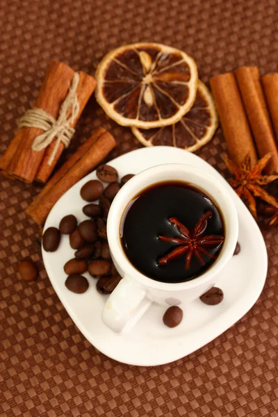 Tazza di caffè su sfondo marrone — Foto Stock