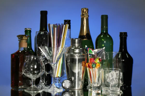 Coleção de vários copos e bebidas sobre fundo de cor — Fotografia de Stock