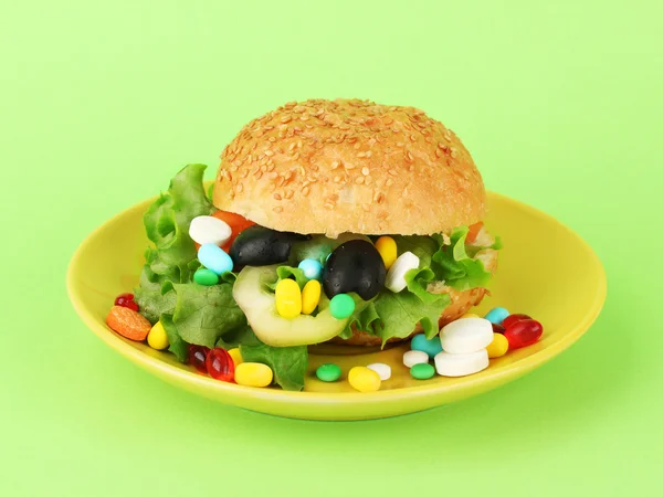Konzeptbild für die Ernährungspflege: verschiedene Vitamine und Nahrungsergänzungsmittel in bun.on Farbhintergrund — Stockfoto