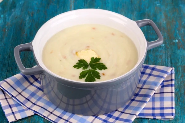 Kartoffelbrei im Topf auf blauem Holztisch — Stockfoto