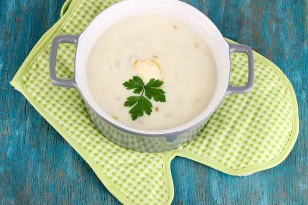 Kartoffelbrei im Topf auf blauem Holztisch — Stockfoto