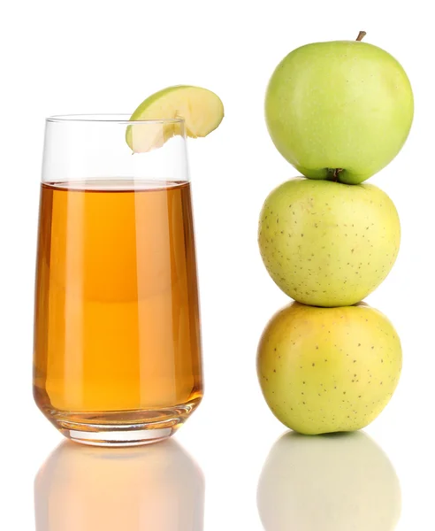 Succo di mela utile con mele intorno isolato su bianco — Foto Stock