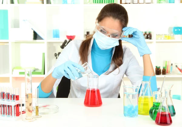 Jovem cientista em laboratório — Fotografia de Stock