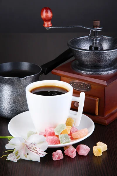 White cup of Turkish coffee with rahat delight and coffee mill on wooden table — Stock Photo, Image