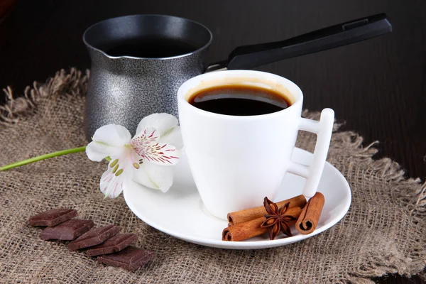 Xícara branca de café turco com cafeteira na mesa de madeira — Fotografia de Stock