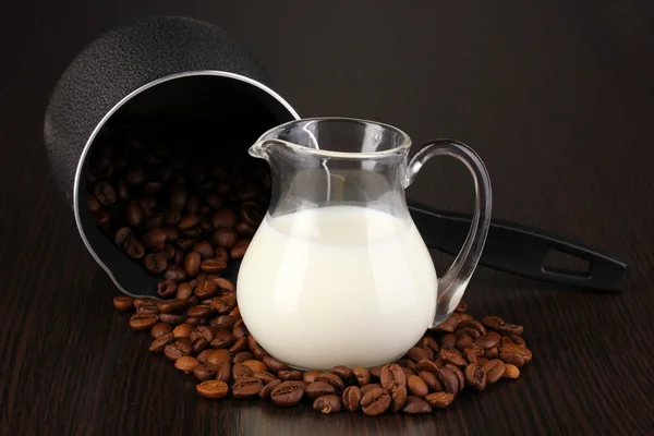 Kávy a mléka na hnědý stůl — Stock fotografie