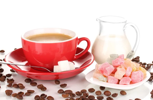 Rote Tasse Kaffee mit Milch und Rahat Freude isoliert auf weiß — Stockfoto